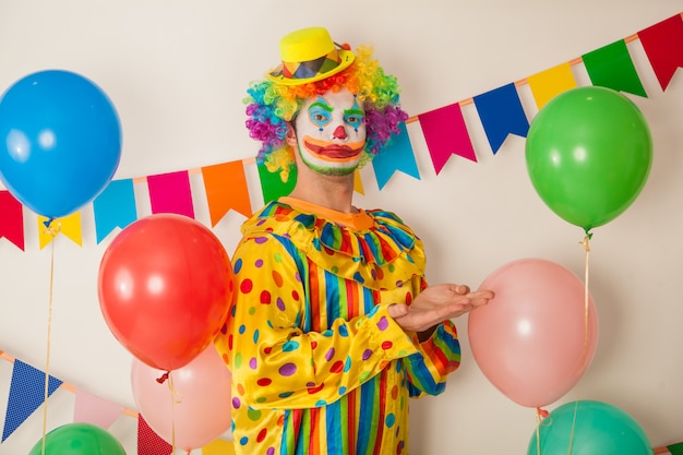 Foto retrato de un payaso alegre en una fiesta