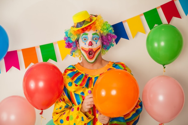 Foto retrato de un payaso alegre en una fiesta