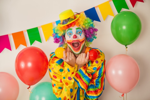 Retrato de un payaso alegre en una fiesta