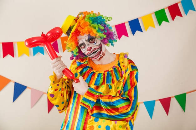 Foto retrato de un payaso aterrador. violencia y miedo infantil