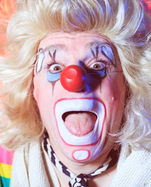 Foto retrato de un payaso en el circo arena.