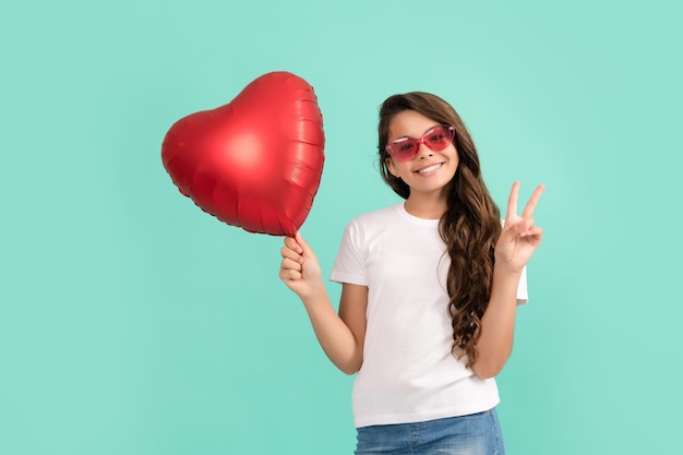 Retrato de paz de niño con globo de corazón feliz día de san valentín sé mi san valentín