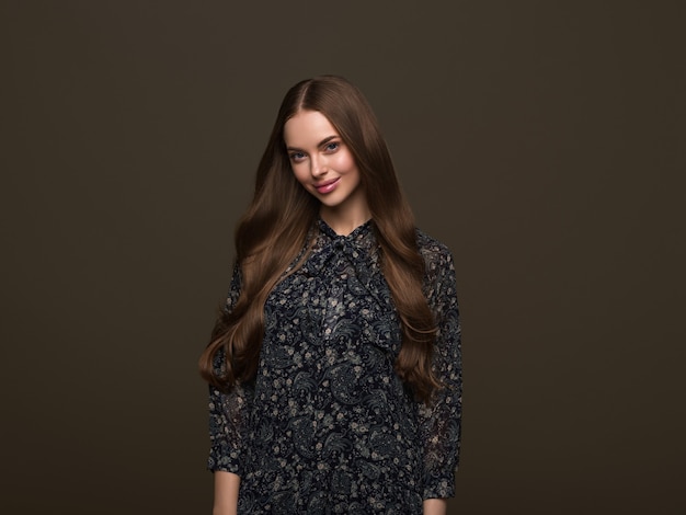 Foto retrato de peinado de belleza de mujer de pelo largo ondulado hermoso