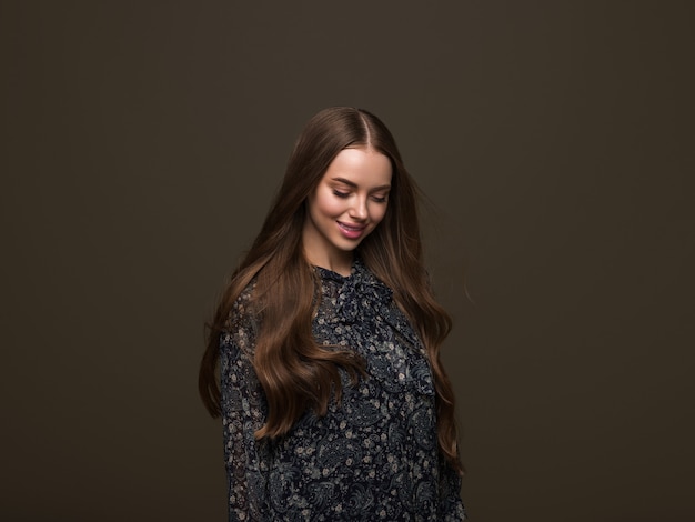 Retrato de peinado de belleza de mujer de pelo largo ondulado hermoso