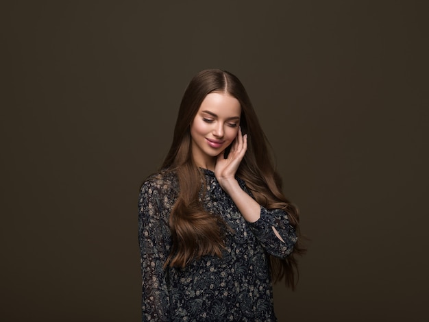 Retrato de peinado de belleza de mujer de pelo largo ondulado hermoso