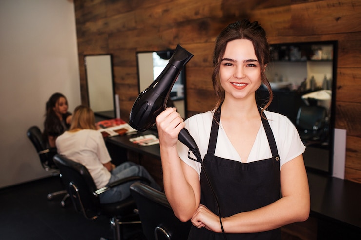 Foto retrato de peluquería bella mujer sonriente mirando a cámara