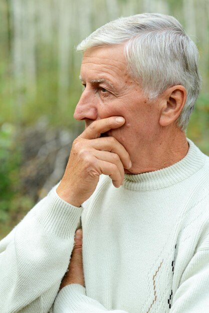 retrato, de, pensamiento, hombre mayor, en, otoño, plano de fondo