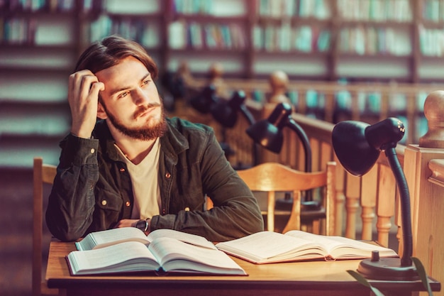 Retrato de pensamiento joven estudiante barbudo