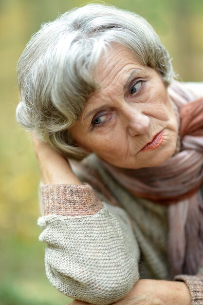 Retrato, de, pensamiento, mujer mayor, en, otoño, parque