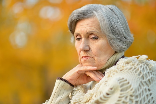 Retrato, de, pensamiento, mujer mayor, en, otoño, parque