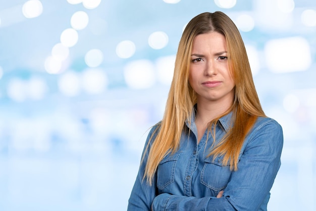 Retrato de pensamiento y triste mujer.