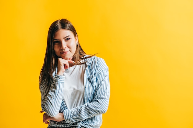 Retrato, de, pensativo, mujer joven, en, pensamiento, momento