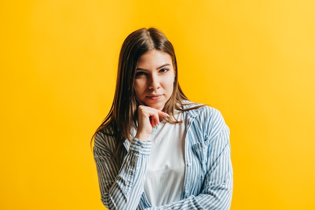 Retrato, de, pensativo, mujer joven, en, pensamiento, momento