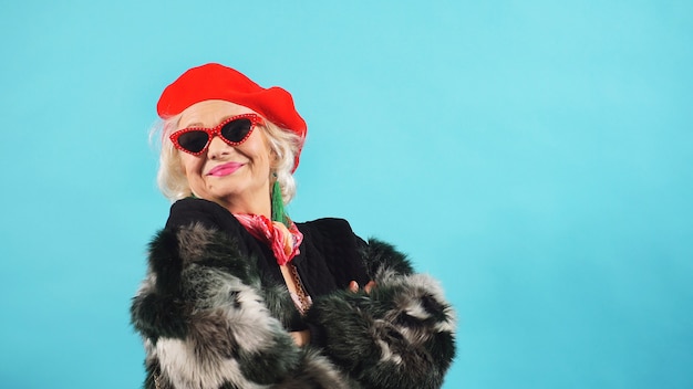 Retrato de un pensionista muy sonriente en el estudio