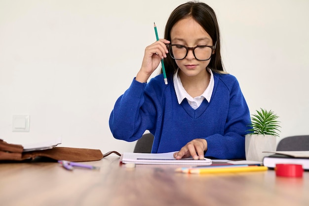 Un retrato de una pequeña colegiala en el aula.