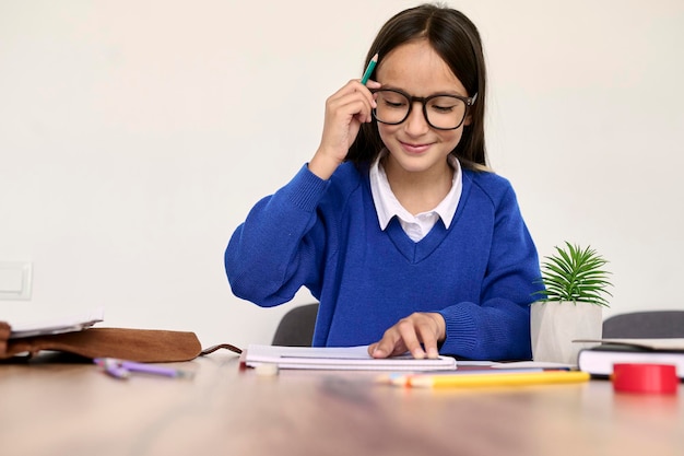 Un retrato de una pequeña colegiala en el aula.