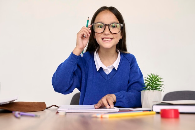 Un retrato de una pequeña colegiala en el aula.