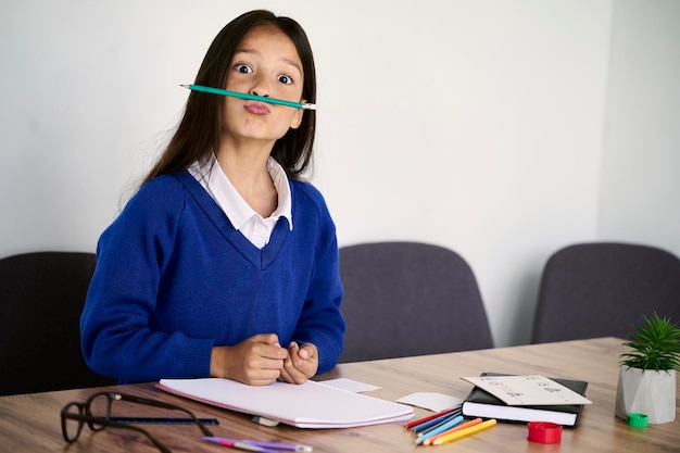 Un retrato de una pequeña colegiala en el aula.