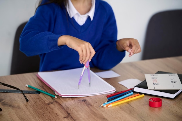 Un retrato de una pequeña colegiala en el aula.