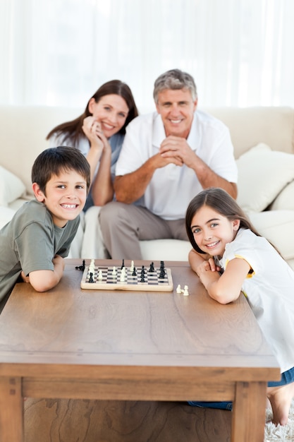 Retrato de una pequeña familia en su sala de estar