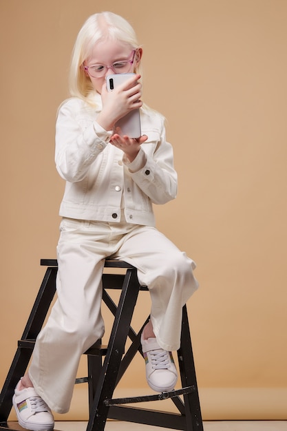 Retrato de pequeña modelo, niña niño con desviaciones anormales