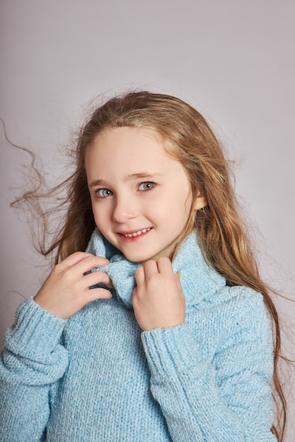 Retrato de una pequeña niña sonriente. Emociones felices