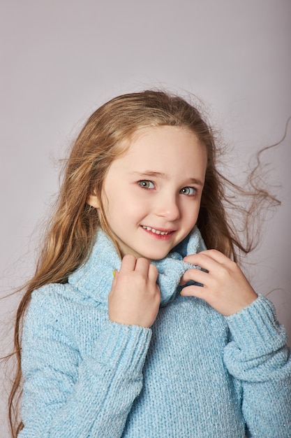 Retrato de una pequeña niña sonriente