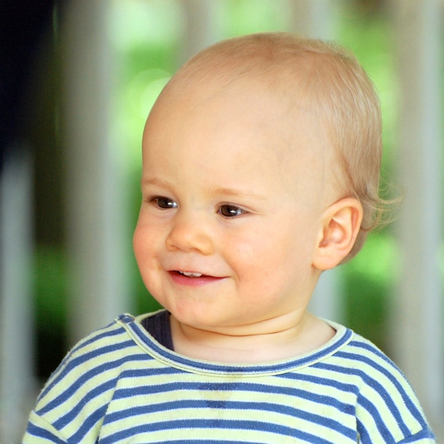 Retrato de un pequeño bebé sonriente.