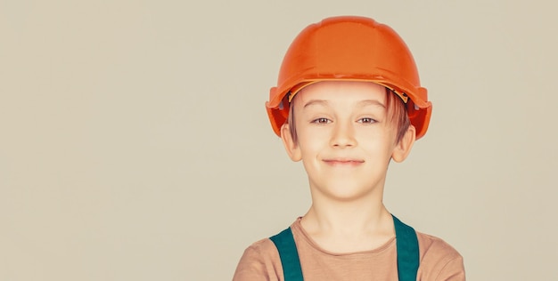 Retrato pequeño constructor en cascos Niño construyendo casco casco Pequeño constructor en casco