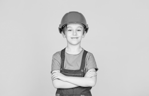 Retrato pequeno construtor em capacetes Criança construindo capacete capacete Pequeno construtor em capacete Criança vestida como um construtor de operário Garotinho usando capacete