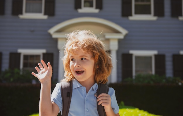 Retrato de un pequeño niño rubio primer plano Niños lindos casa al aire libre cerca de la casa Niño emocional positivo