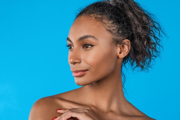 Foto retrato de perfil de belleza de mujer afroamericana aislada de fondo azul