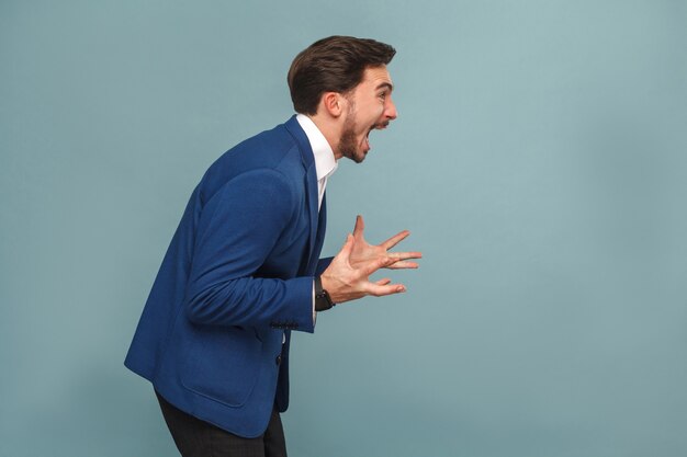 Retrato de perfil del gerente estresado en el trabajo gritar rugido