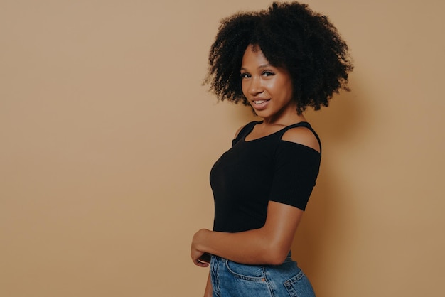 Foto retrato de perfil de linda y hermosa chica afroamericana con una sonrisa radiante en ropa casual