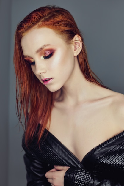 Retrato perfil mujer cara con cabello rojo brillante