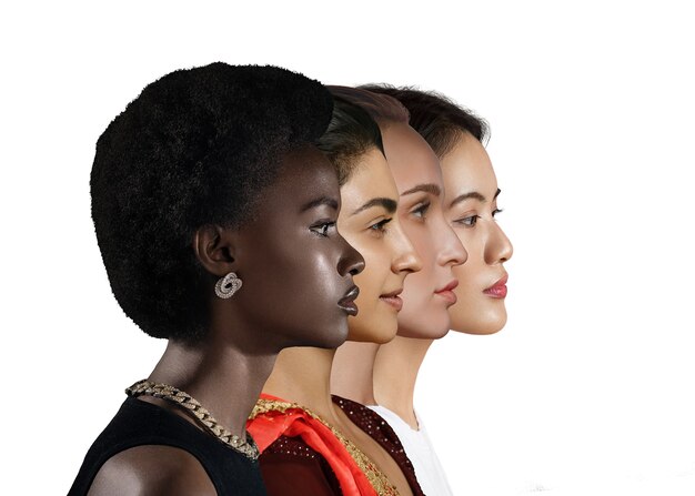 Retrato de perfil de mujer caucásica, afroamericana, asiática y mujer india aislado sobre fondo blanco. Igualdad de naciones diversas. Concepto de amistad femenina de varias razas diferentes.