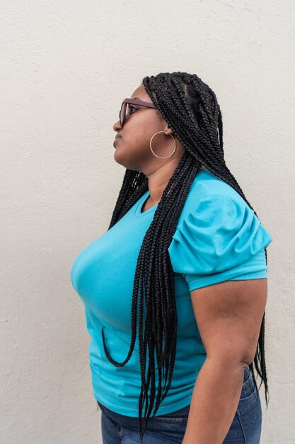 Retrato de perfil de mujer con gafas de sol con trenzas