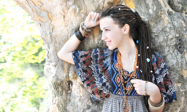 Retrato de perfil de mujer joven con rastas