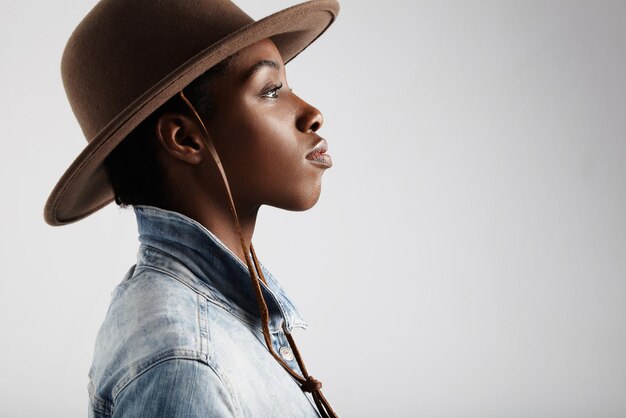 Retrato de perfil de mujer negra