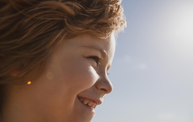 Retrato de perfil de primer plano de un lindo niño feliz