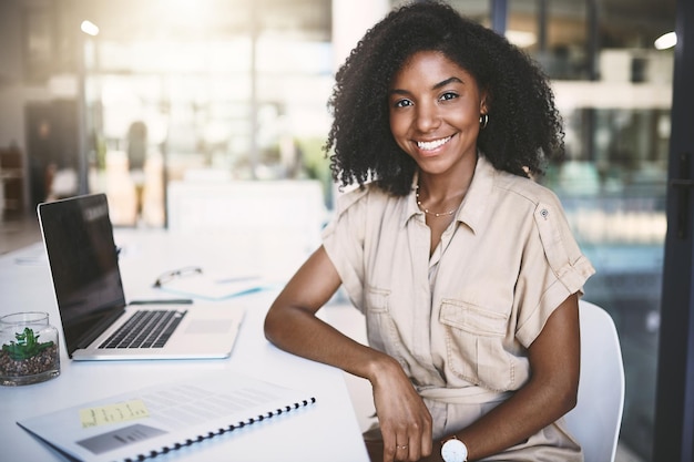 Retrato de periodista o mujer negra feliz con papeleo para investigación de artículos o administración de la compañía Sonrisa de portátil o escritor confiado en la oficina para negocios de campaña de empleo o revisión en Nigeria