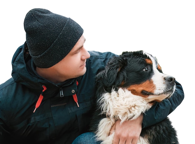 Retrato de perro y dueño aislado sobre un fondo blanco Un hombre abrazando a su amado perro de montaña bernese en medio de los serenos Alpes suizos Hombre dueño abrazando a un perro de montaña berbereño en el parque de los Alpes de Suiza