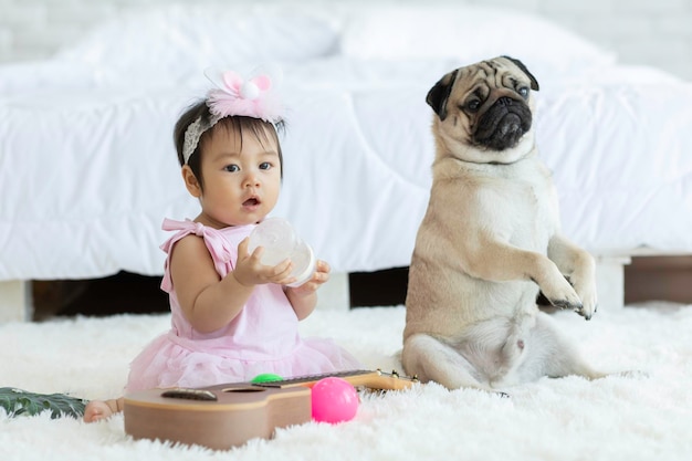 Foto retrato de un perro sentado en la cama en casa