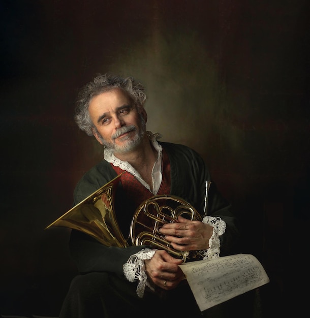 Foto retrato de persona cuerno francés homenaje a una pintura de louis gabriel blanchet cuerno instrumento musical