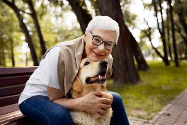 Foto retrato de persona mayor con su perro