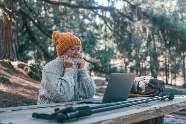 Retrato de una persona de mediana edad usando una computadora sentada al aire libre
