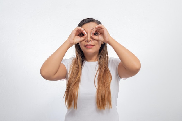 Retrato de una persona que mira a lo lejos Retrato de una mujer mexicana aislada en un fondo blanco fingiendo mirar a lo lejos