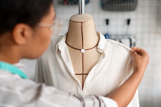 Retrato de una persona reparando ropa y materiales de fijación