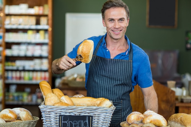 Retrato del personal masculino que trabaja en la panadería