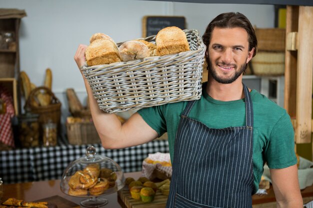 Retrato de personal masculino sosteniendo una canasta de pan